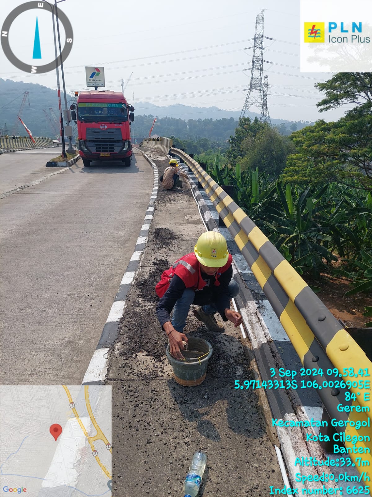 Proses perapihan jalur kabel fiber optik di PT Pertamina Fuel Terminal Tanjung Gerem oleh PT Bahtera Pintas Utama