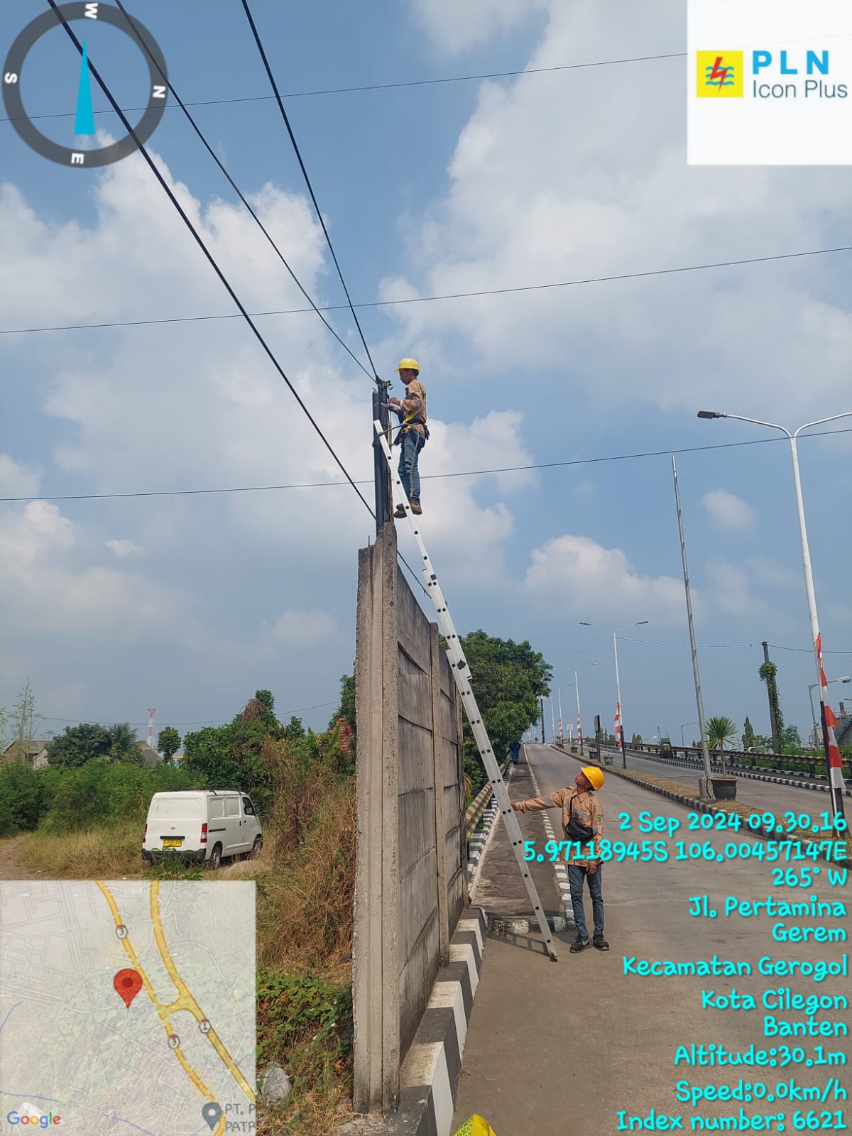 Proses penarikan kabel fiber optik di PT Pertamina Fuel Terminal Tanjung Gerem oleh PT Bahtera Pintas Utama