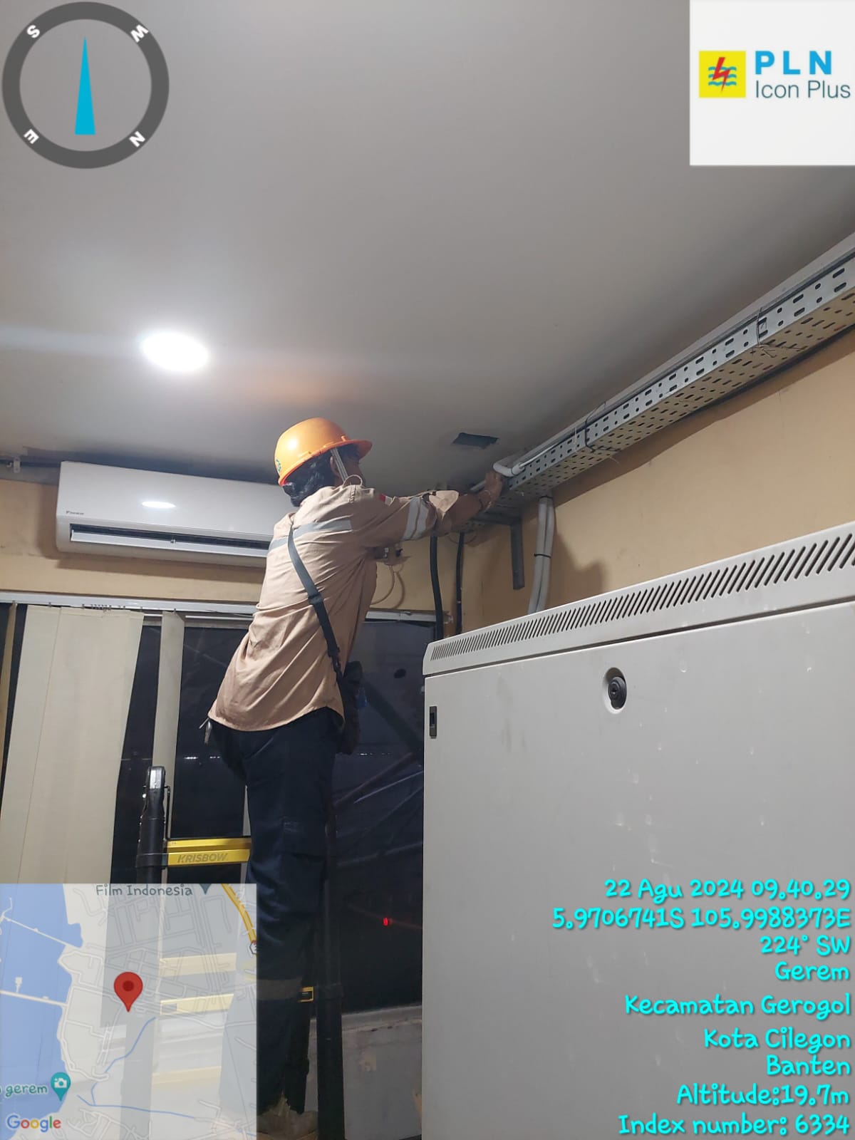 Proses penarikan kabel fiber optik di PT Pertamina Fuel Terminal Tanjung Gerem oleh PT Bahtera Pintas Utama