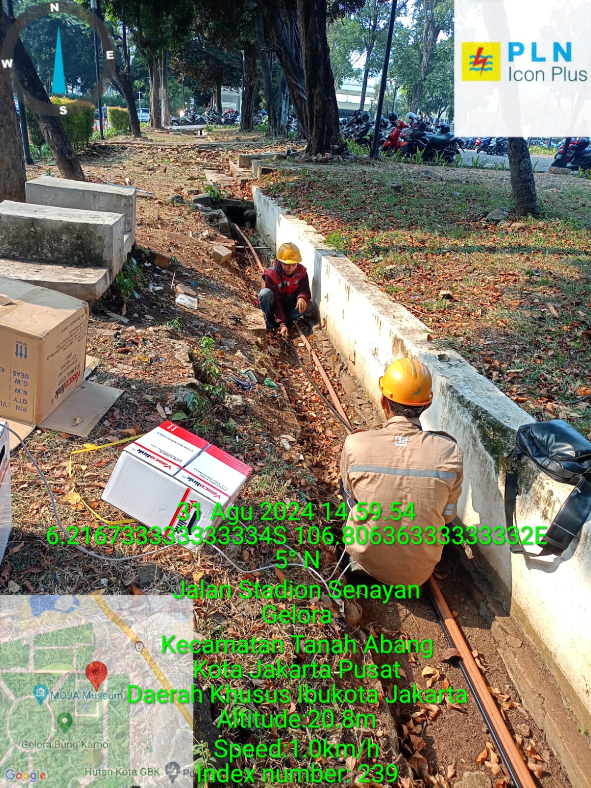 Penarikan kabel fiber optic di event IISF GBK