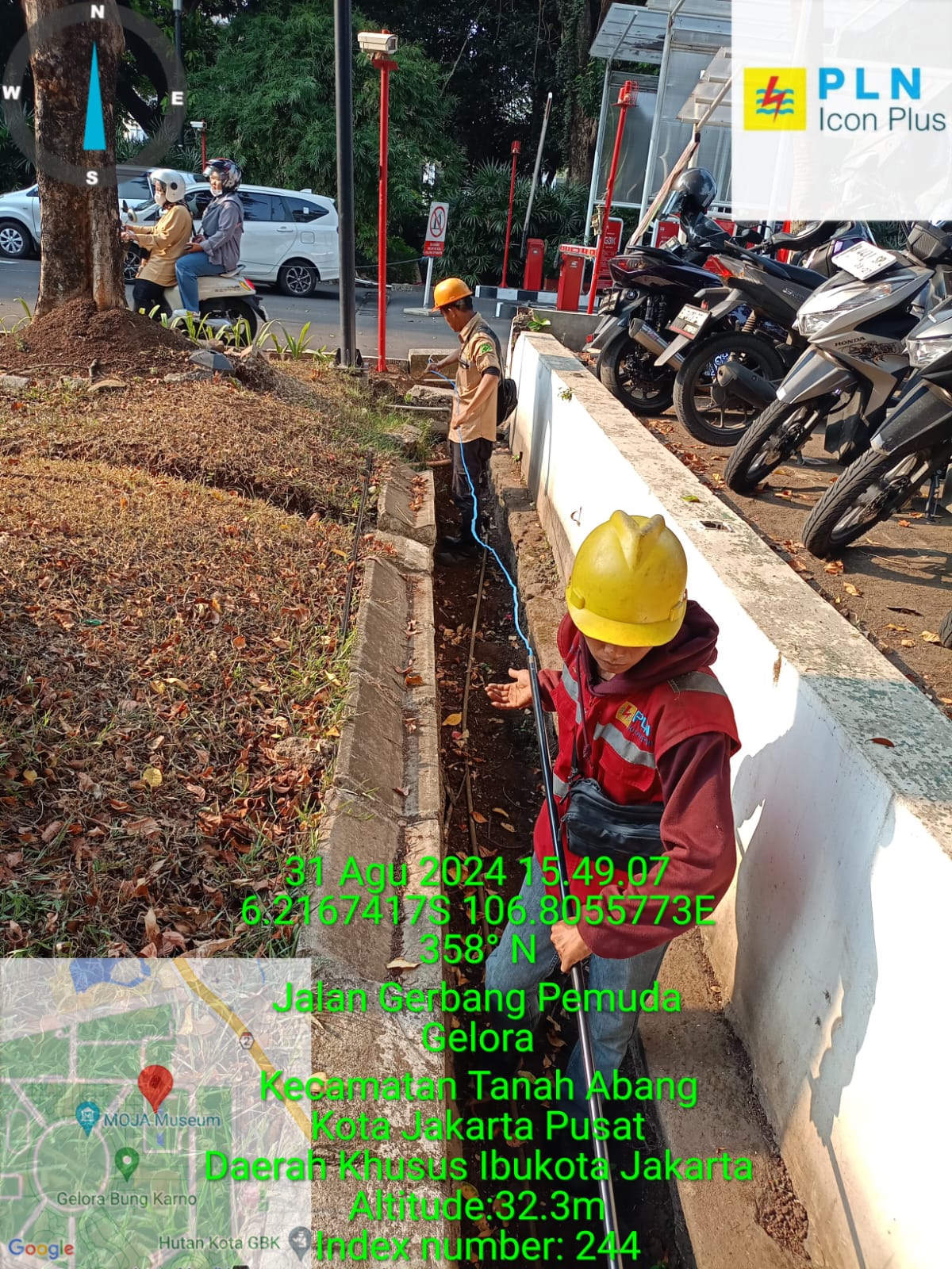 Penarikan kabel fiber optik di lokasi event IISF GBK