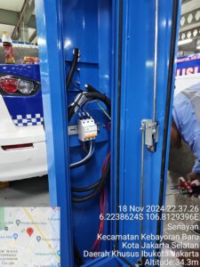 Standing Pole EV Charger SPKLU warna light blue berbahan metal merk Powertelindo