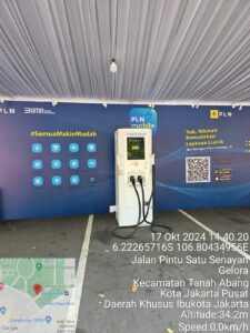 Standing Pole EV Charger SPKLU warna light blue berbahan metal merk Powertelindo