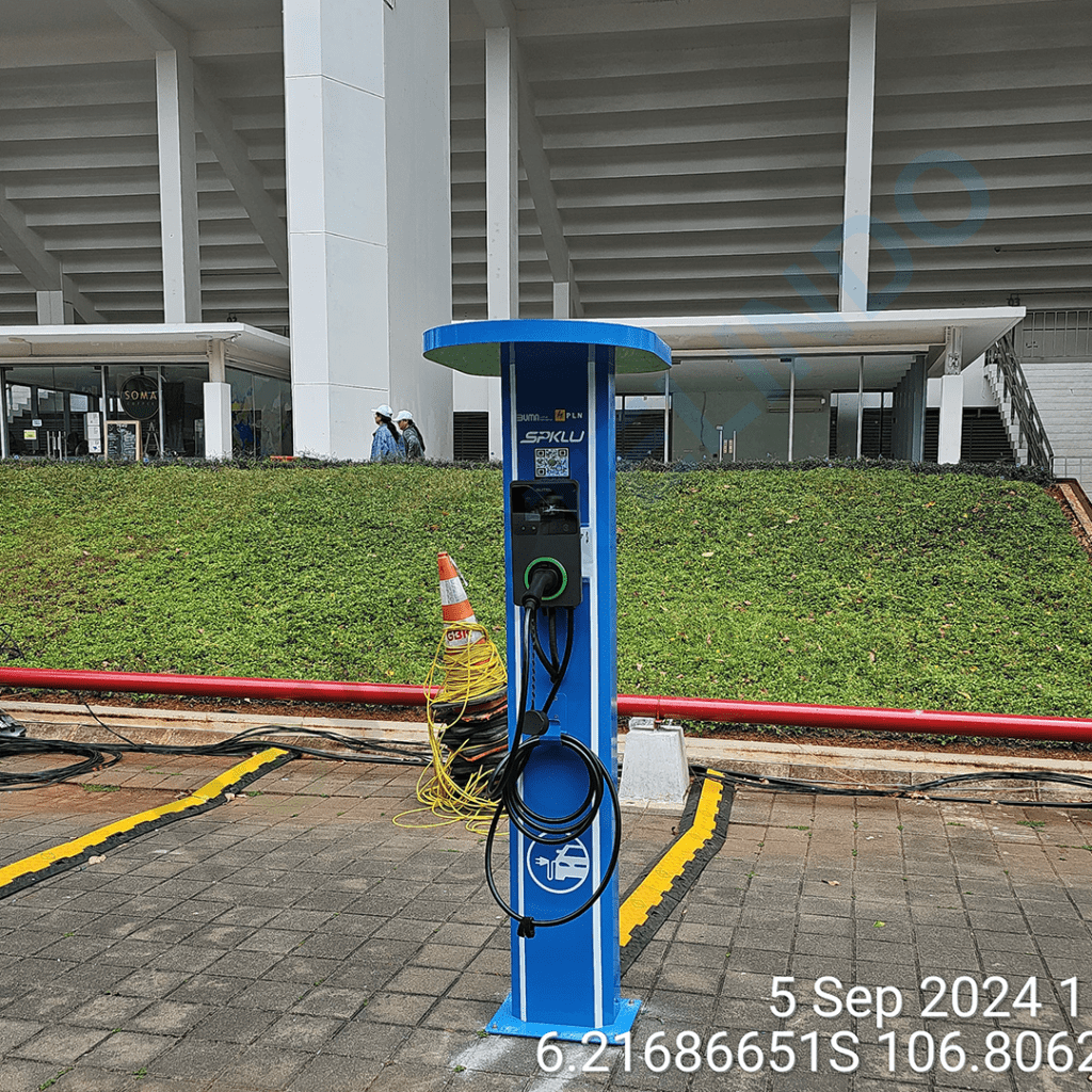 Standing Pole EV Charger SPKLU warna light blue berbahan metal merk Powertelindo