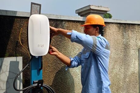 Teknisi PT Bahtera Pintas Utama memasang EV Charger di lokasi proyek