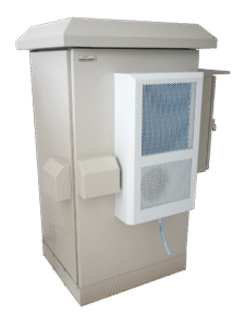 ODC Cabinet Outdoor Custom 20U tertutup dengan AC outdoor terpasang di sisi kabinet.